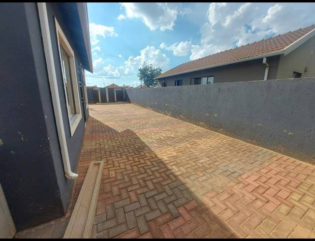 2 BEDROOM HOUSE FOR SALE IN PROTEA GLEN